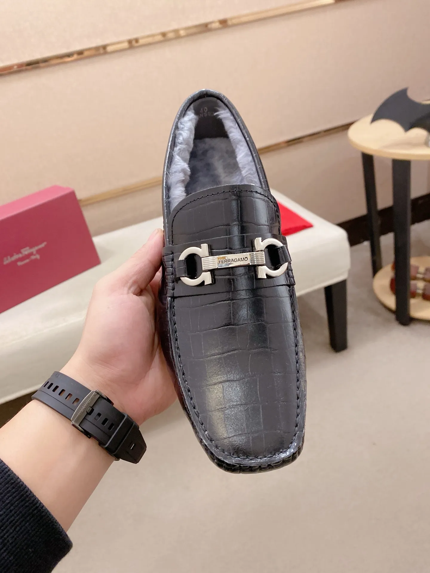 Factory price: 540💰High-end quality! Ferragamo🆕🆕Exclusive hot-selling products in stock🔥🔥New products on the shelves, high-quality Ferragamo men's pea shoes, high-end casual driving shoes, with complete packaging! 💪 💪 Material: imported first-layer cowhide 🐂 + imported high-quality wool lining + wear-resistant outsole 👍🏻👍🏻 Features: high-end and comfortable, purely handmade 🚀 🚀 Create the perfect shoes that suit you best 🔥 🔥 Size: (38-44) 45 standard size can be customized!